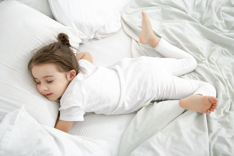 un enfant reveur au bord dun lit