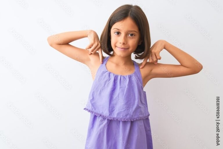 un enfant shabille avec un sourire