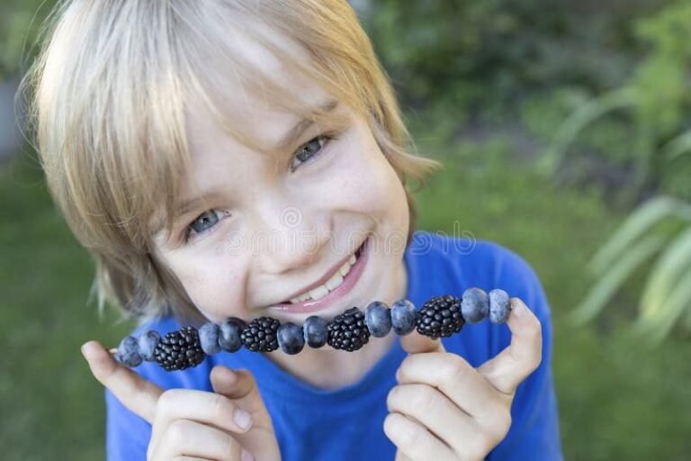 un enfant souriant au milieu des bleuets