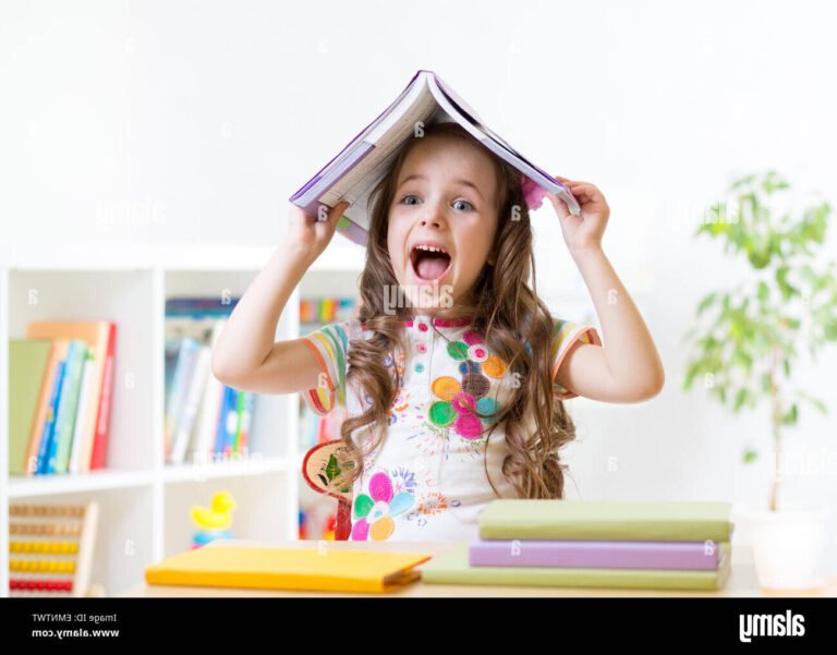 un enfant souriant avec un livre