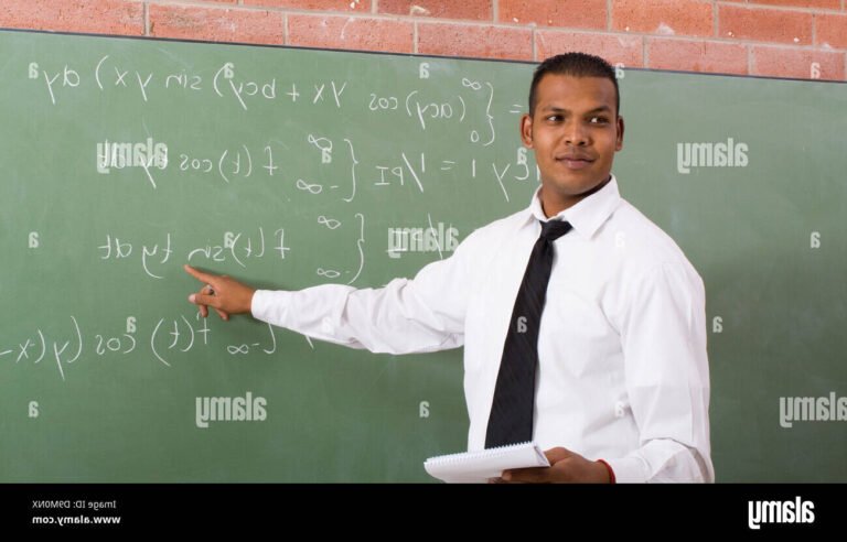 Comment devenir professeur de mathématiques en France Les étapes clés ! 8 un enseignant de mathematiques en classe