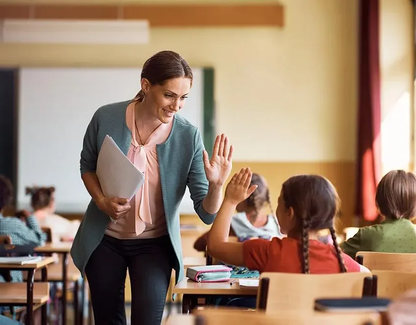 Qu'est-ce qui rend "Un prof pas comme les autres" si unique et captivant 1 un enseignant inspirant avec ses eleves engages