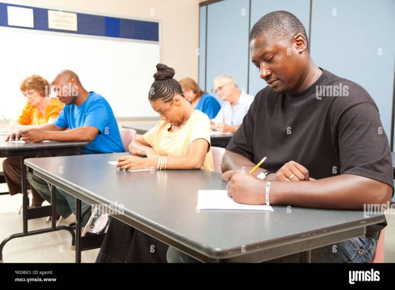 un etudiant adulte en pleine concentration