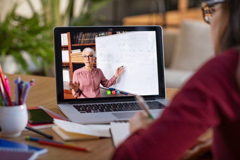 Comment apprendre facilement le créole cap verdien en ligne 9 un etudiant apprenant en ligne avec un ordinateur