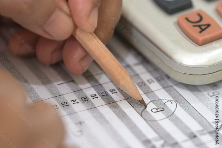 Comment calculer ses points pour le bac et obtenir son résultat 31 un etudiant calculant des points sur une calculatrice