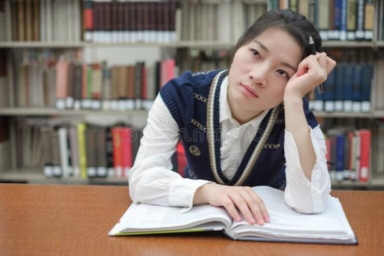 un etudiant en pleine reflexion devant un campus