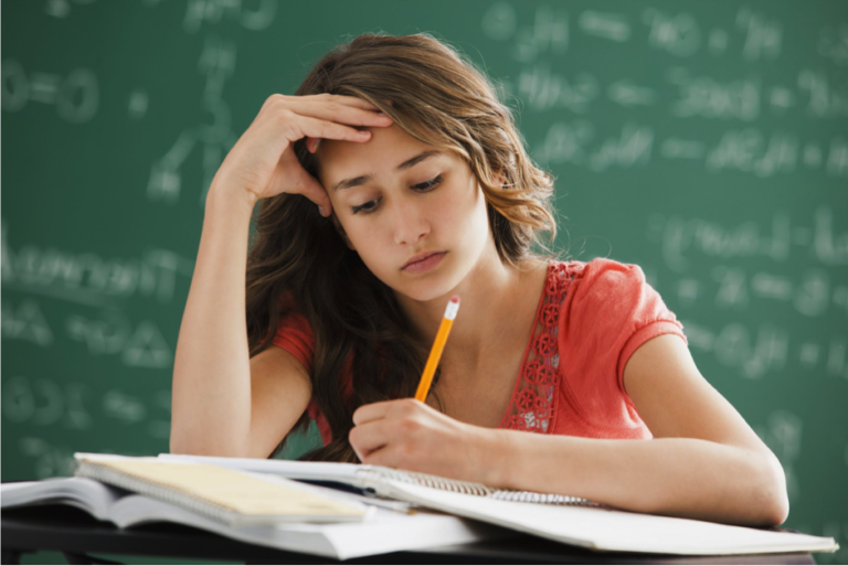 Comment devenir professeur avec une licence : les étapes à suivre 8 un etudiant en train de preparer un examen