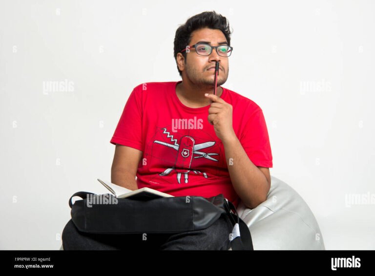 Quelle spécialité choisir pour réussir ses études supérieures 30 un etudiant reflechissant devant des livres ouverts