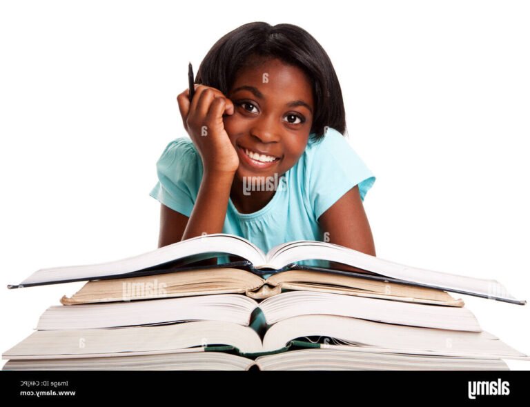 un etudiant souriant avec des livres