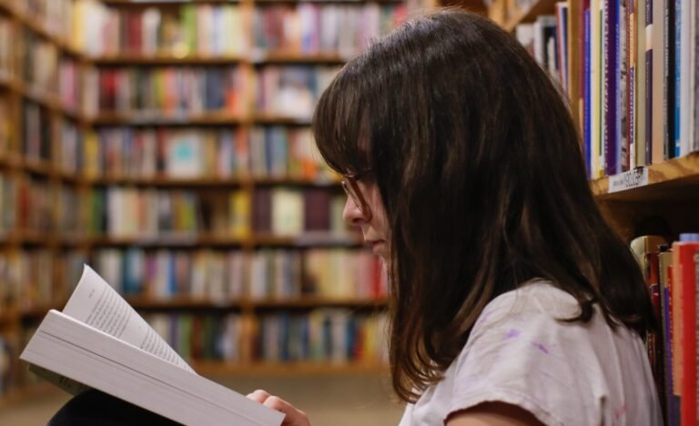 un etudiant studieux dans une bibliotheque tranquille
