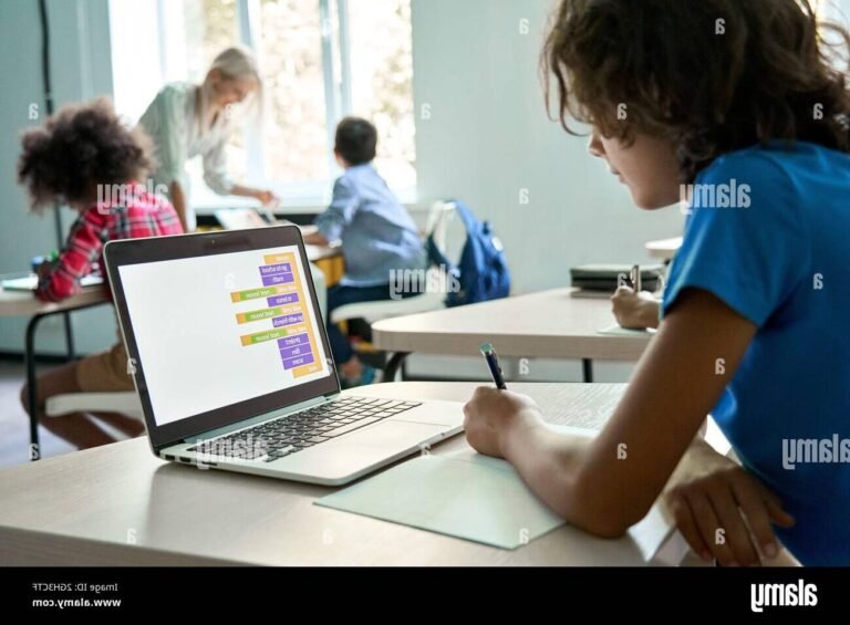 un etudiant utilisant un ordinateur en classe