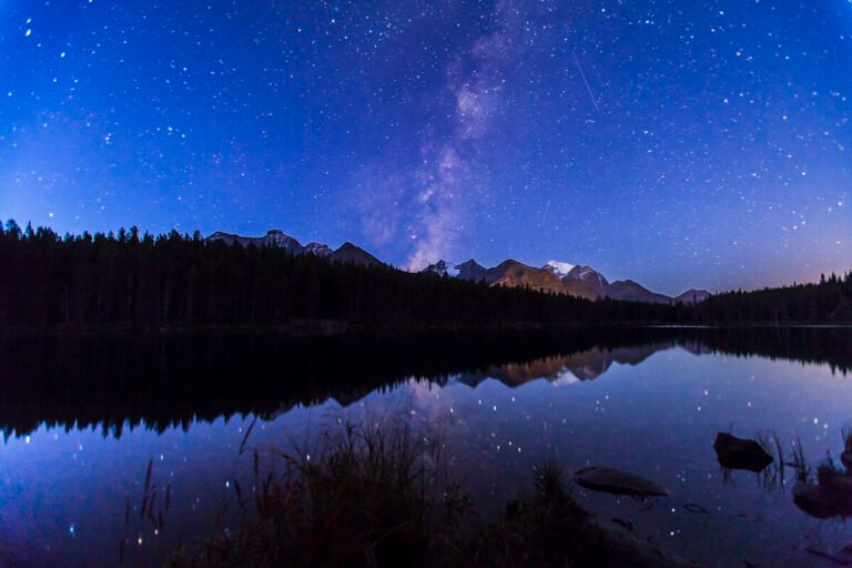 Que signifie l'expression "Pas même le bruit d'un fleuve" 43 un fleuve calme sous un ciel etoile