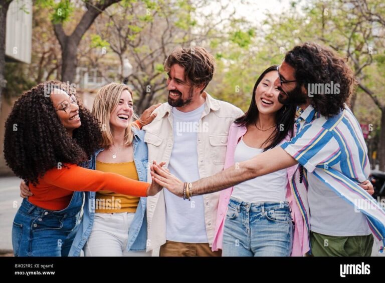 un groupe damis partageant des moments complices