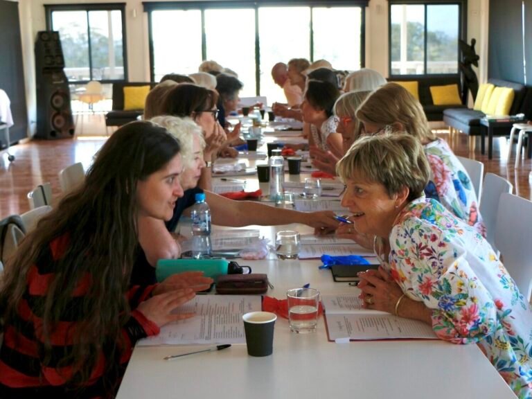 Le Français Est À Nous : Qu'est-ce Que Cela Signifie Vraiment 41 un groupe de personnes parlant francais ensemble