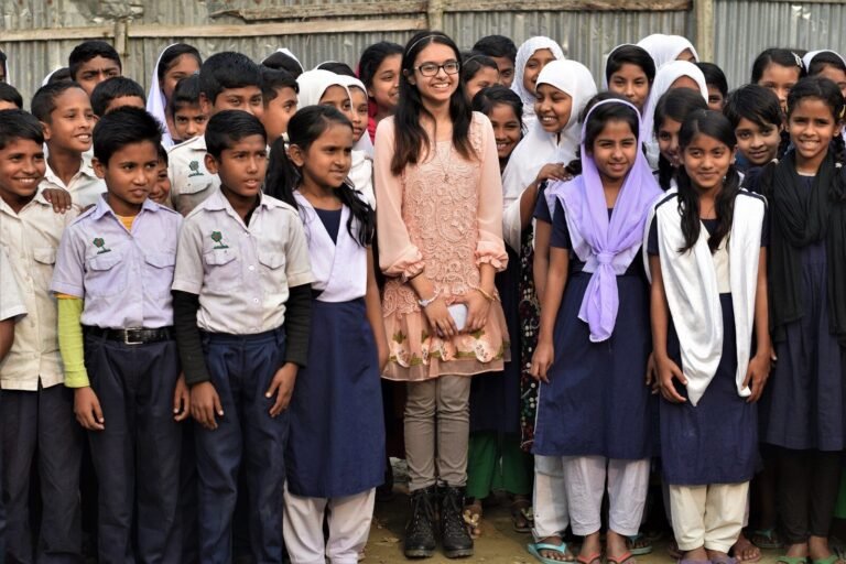 un groupe denfants en classe avec un avs