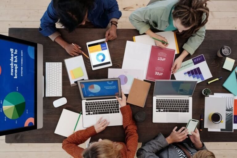 Que faire après le bac si je n'ai aucune idée de mon avenir 25 un groupe detudiants en discussion dynamique