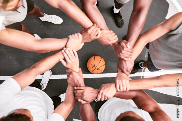 un groupe dhommes unis et solidaires