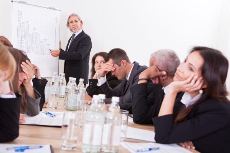 un groupe discutant ouvertement en entreprise