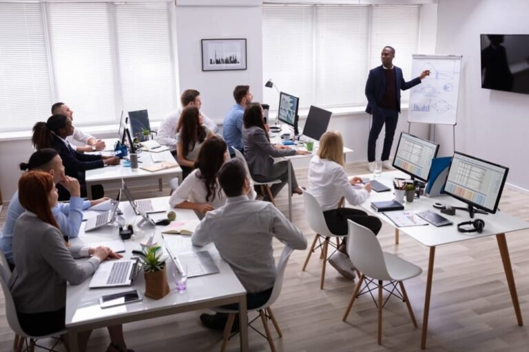 Quelle est la formation pour réaliser un état des lieux avec Pôle Emploi 43 un groupe en formation a un bureau