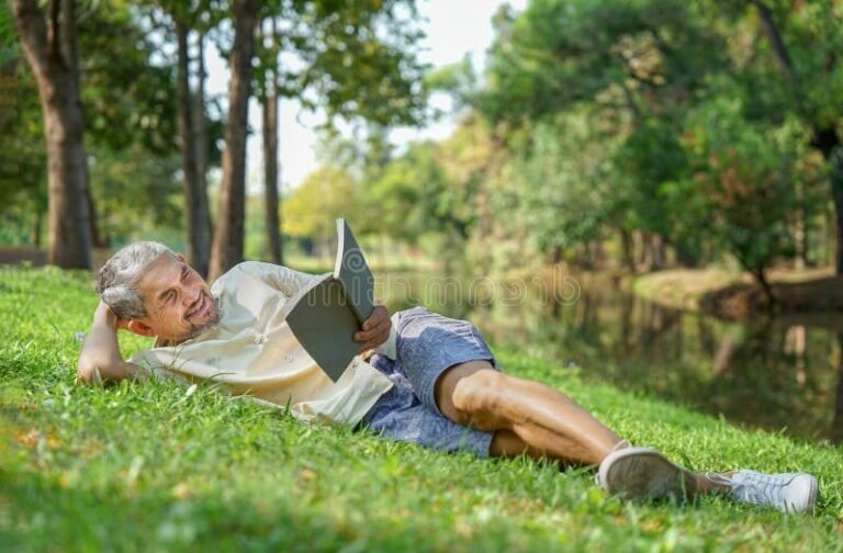 un homme age lisant dans la nature