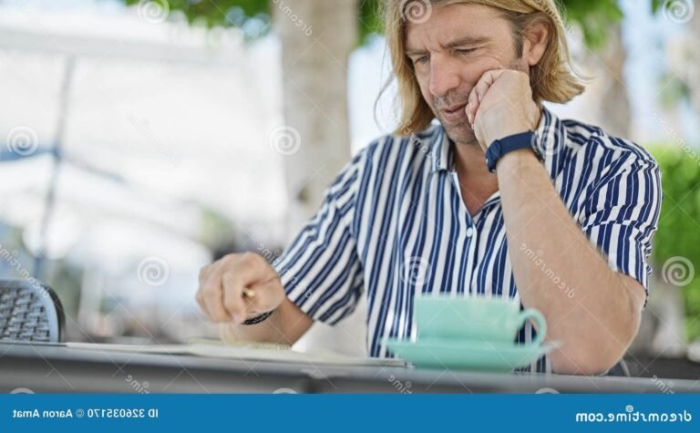 un homme pensif dans un cadre urbain