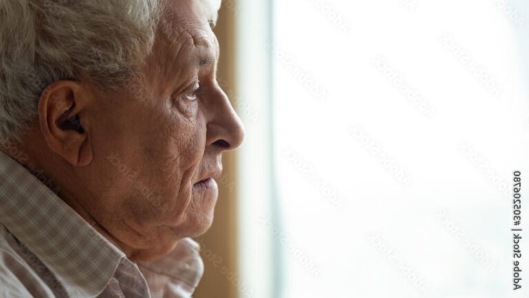 Que signifie l'expression "If only I had told her" en français 11 un homme pensif regardant des souvenirs