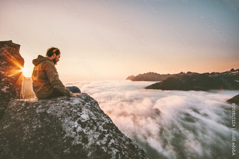 un homme reflechissant dans la solitude