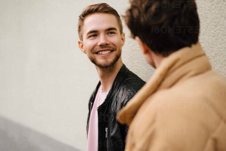 un homme souriant avec un ami proche