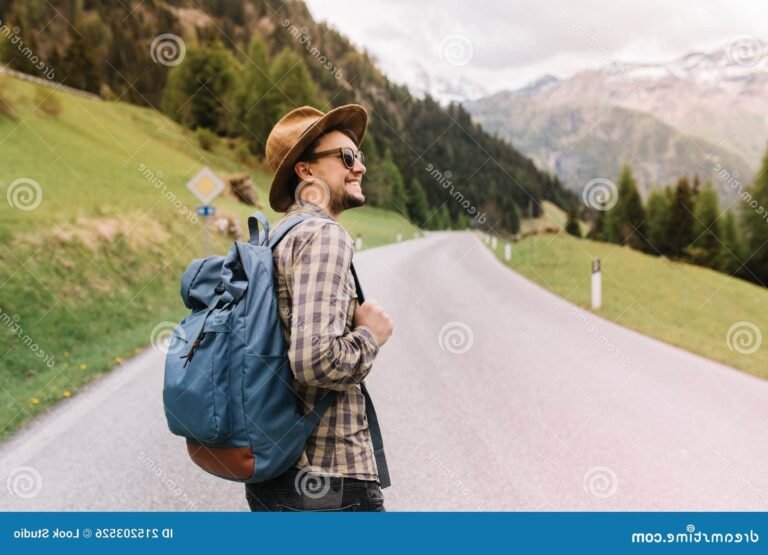un homme souriant dans un paysage inspirant
