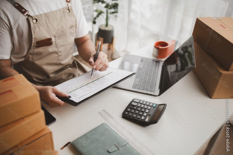 un homme verifiant une commande en ligne