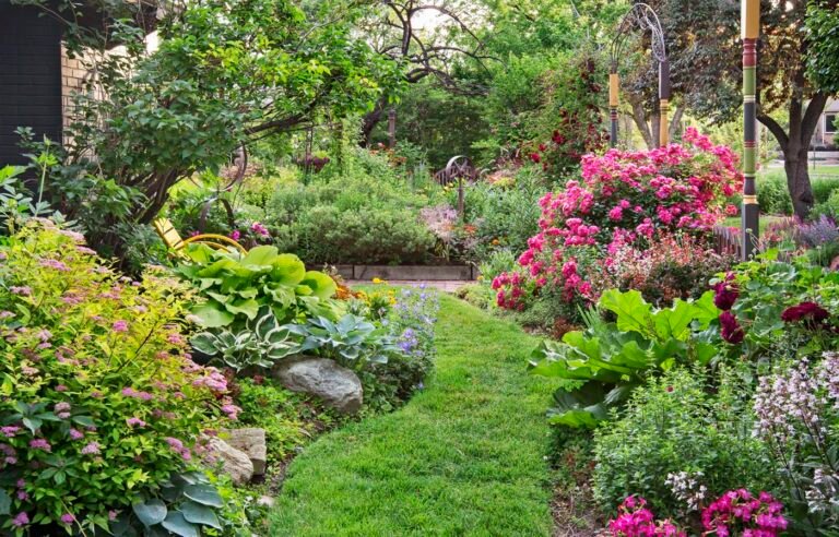 En fait, c'était le jardinier : Qui est vraiment derrière cette énigme 43 un jardin secret avec des outils de jardinage
