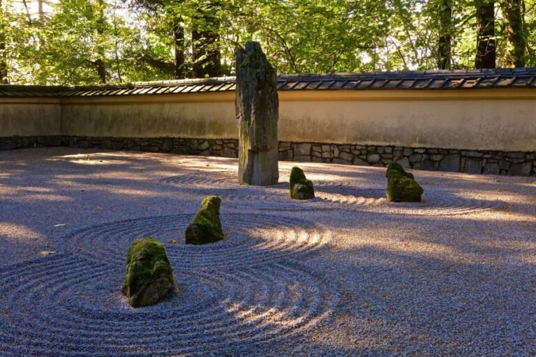 Comment créer un jardin zen inspiré par Erik Borja 10 un jardin zen avec pierre et sable
