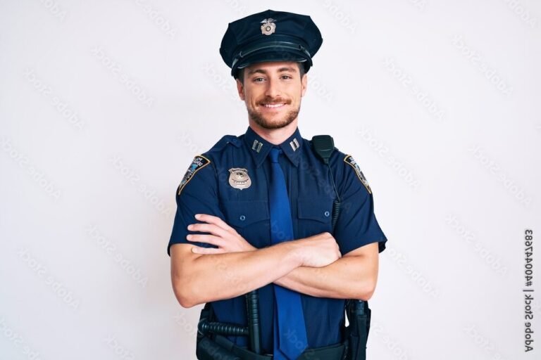 un jeune en uniforme de gendarmerie