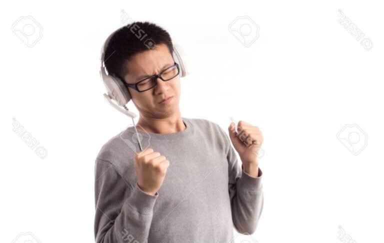 un jeune homme ecoutant une melodie triste