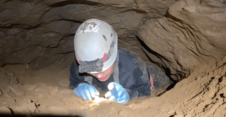 Comment acheter Deep Rock Galactic sur Instant Gaming au meilleur prix 39 un joueur explorant une grotte spatiale