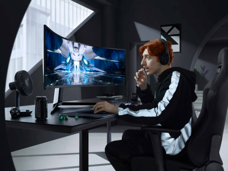 un joueur strategique devant un ecran de jeu