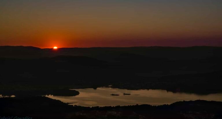 un lever de soleil sur un paysage nocturne