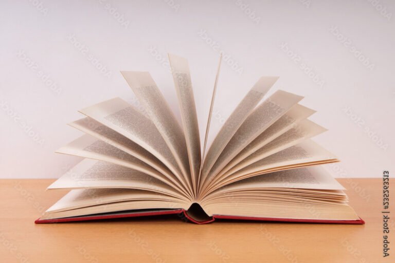 un livre ouvert avec des pages tournantes