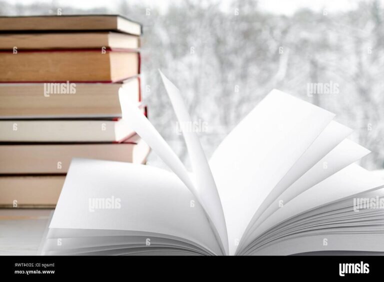 un livre ouvert sur un fond hivernal