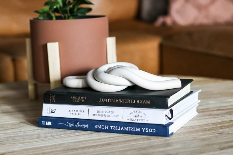 Pourquoi "Nous n'avons jamais été modernes" est-il un livre incontournable 12 un livre pose sur une table moderne