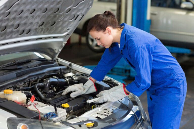 Quelles sont les compétences du CAP Maintenance des véhicules option C 27 un mecanicien reparant un moteur de voiture