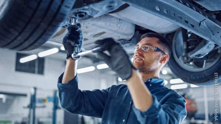 un mecanicien travaillant sur un vehicule