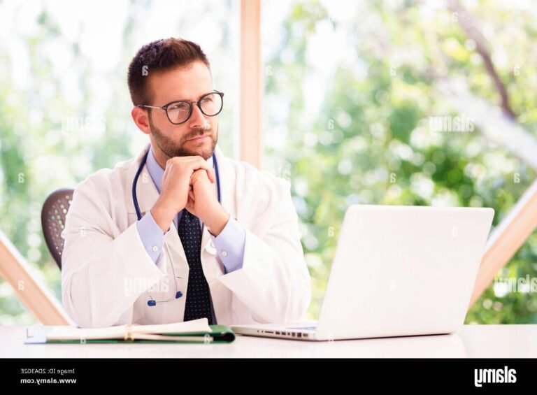 un medecin reflechissant dans son bureau