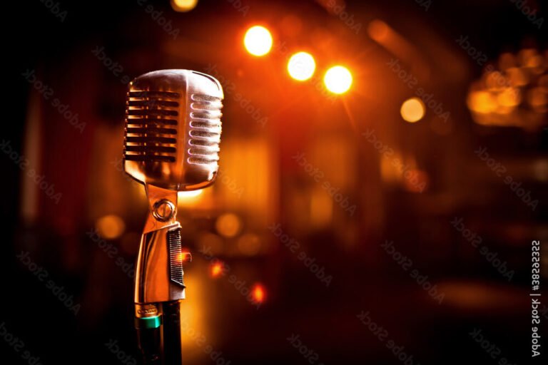 Pourquoi la chanson "My Way" est-elle si emblématique et appréciée 25 un microphone vintage sur scene