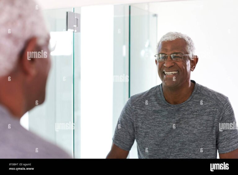 Comment apprendre à s'aimer soi-même au quotidien 17 un miroir refletant une personne souriante