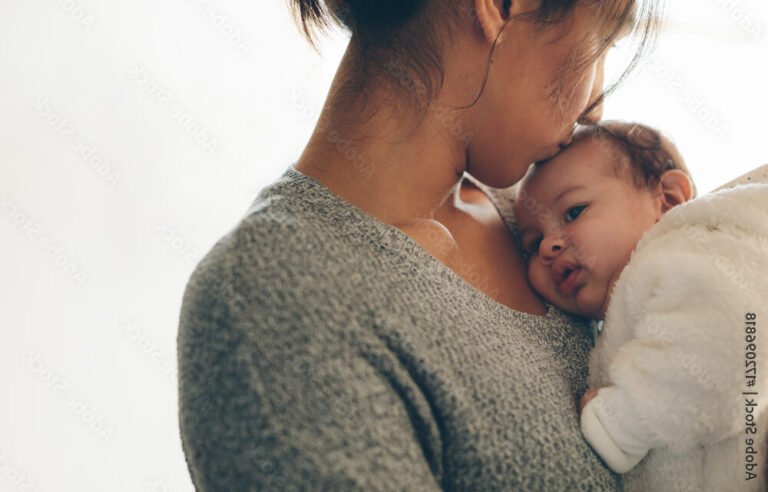 un nouveau ne dans les bras de sa mere