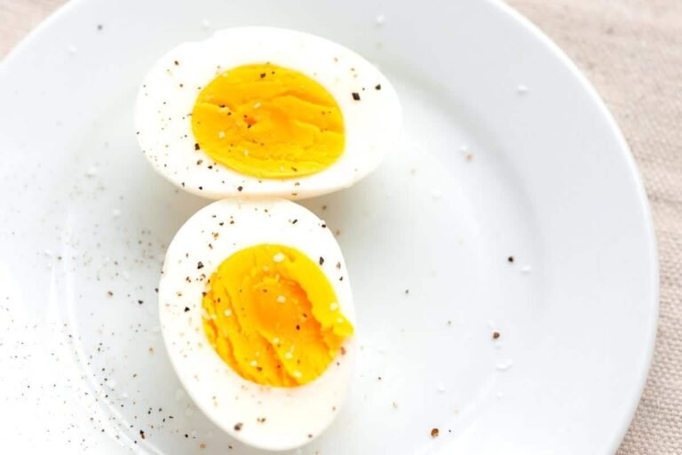 Comment réussir la cuisson parfaite d'un œuf dur à tous les coups 37 un oeuf dur parfaitement cuit sur une assiette