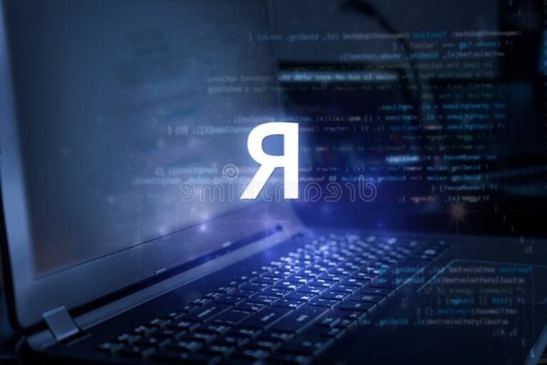 un ordinateur avec code r a lecran