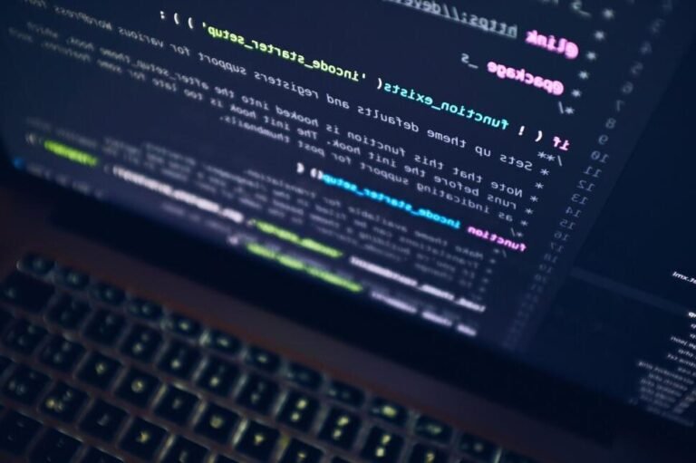 Comment apprendre à programmer en C en ligne facilement 30 un ordinateur portable avec du code c affiche