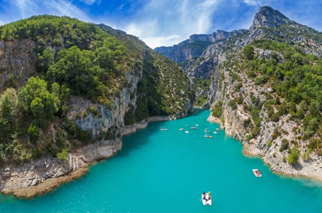 Où trouver des lieux de retraite spirituelle non religieuse en France 1 un paisible paysage naturel en france